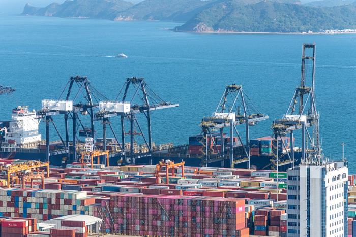 为解燃眉之急，长滩港优先考虑双卡车运输