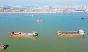 产品智能穿戴由中国青岛选取货轮输送到美国迈阿密